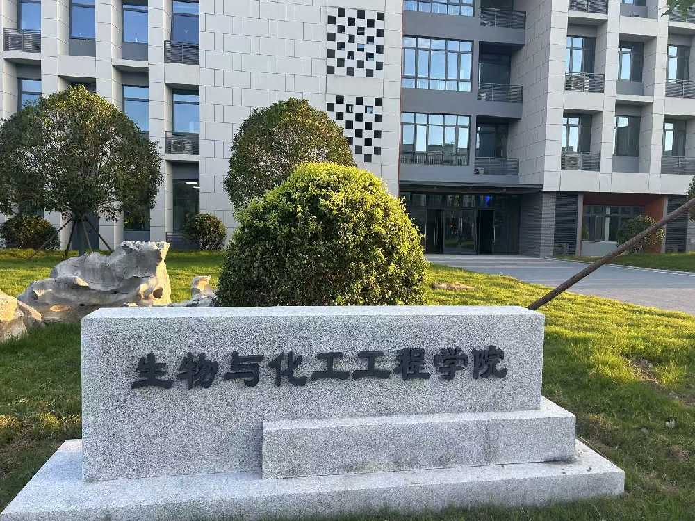朗县扬州职业大学体育场高杆灯项目